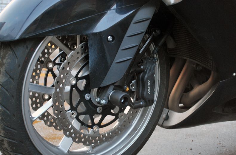 Слайдеры Kawasaki ZX-14 / ZZR1400 в ось переднего колеса - CRAZY IRON - Дуги и защита - Аксессуары - Интернет-магазин мотоэкипировки и мотозапчастей MотоГанза