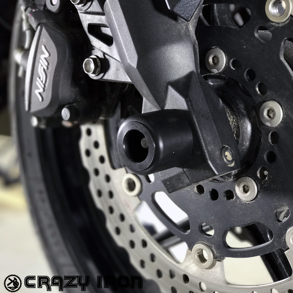 Слайдеры Kawasaki VERSYS 650 в ось переднего колеса - CRAZY IRON - Дуги и защита - Аксессуары - Интернет-магазин мотоэкипировки и мотозапчастей MотоГанза